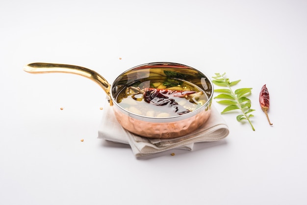 Zbliżenie na gotujące się danie